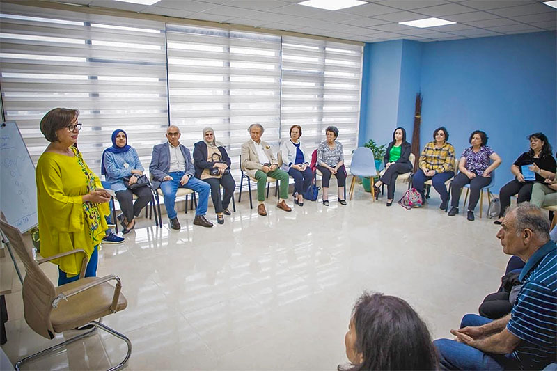 Gruppe von TM-Meditierenden mit Basma Abu Sway während eines Vortrags